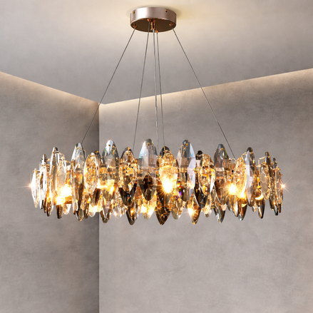 Moderne Pendelleuchte mit kristallähnlichen Eigenschaften